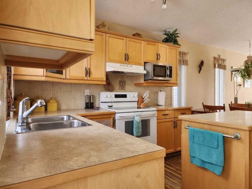 52 Squamish Crescent West, Lethbridge, AB - Indoor Photo Showing Kitchen With Double Sink