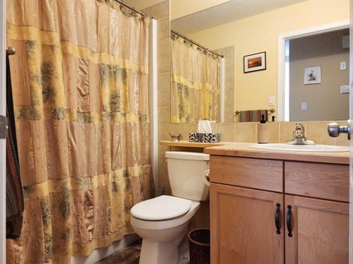 52 Squamish Crescent West, Lethbridge, AB - Indoor Photo Showing Bathroom