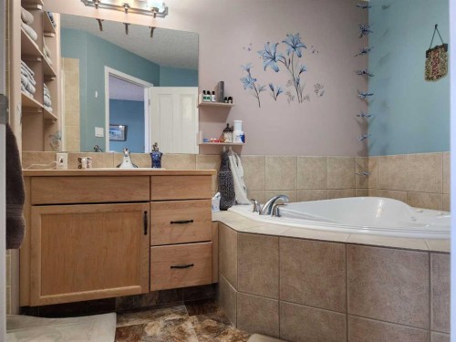 52 Squamish Crescent West, Lethbridge, AB - Indoor Photo Showing Bathroom