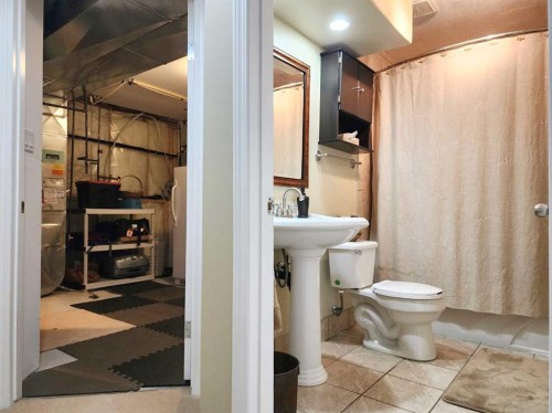 52 Squamish Crescent West, Lethbridge, AB - Indoor Photo Showing Bathroom