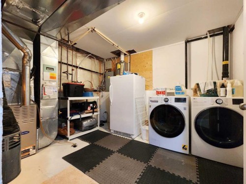 52 Squamish Crescent West, Lethbridge, AB - Indoor Photo Showing Laundry Room