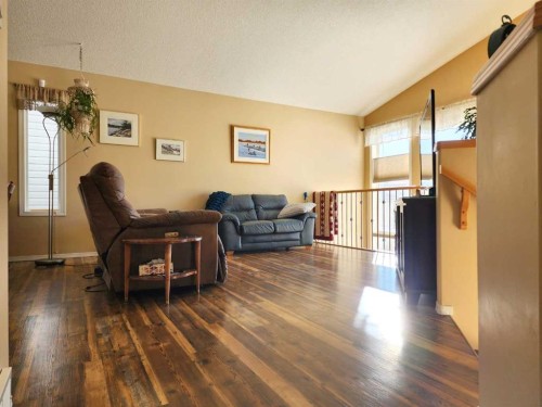 52 Squamish Crescent West, Lethbridge, AB - Indoor Photo Showing Living Room