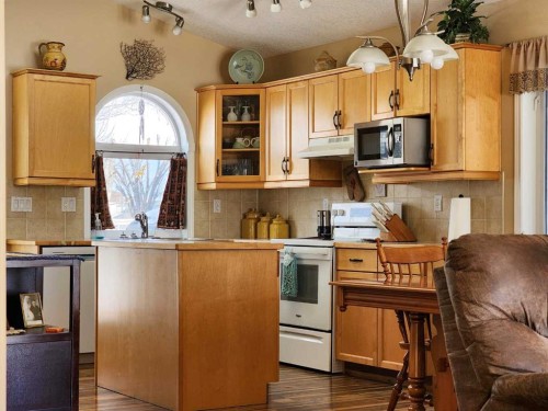 52 Squamish Crescent West, Lethbridge, AB - Indoor Photo Showing Kitchen