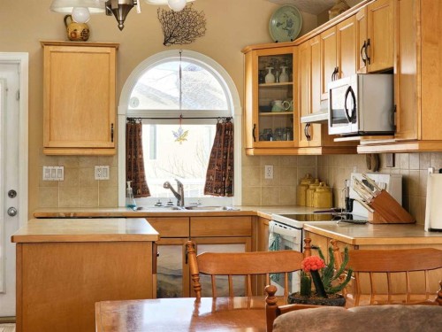 52 Squamish Crescent West, Lethbridge, AB - Indoor Photo Showing Kitchen With Double Sink