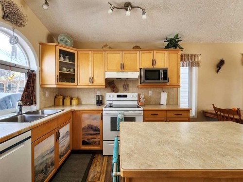 52 Squamish Crescent West, Lethbridge, AB - Indoor Photo Showing Kitchen With Double Sink