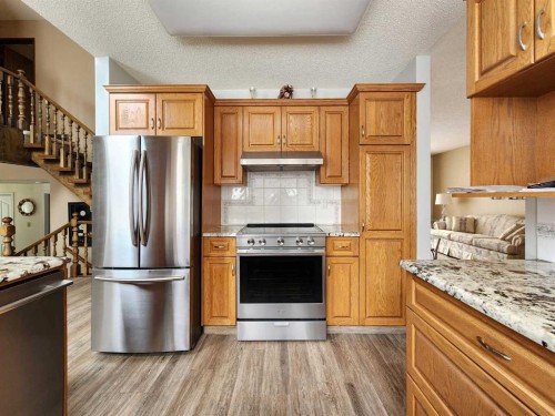 15 Elm Crescent South, Lethbridge, AB - Indoor Photo Showing Kitchen