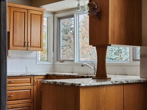 15 Elm Crescent South, Lethbridge, AB - Indoor Photo Showing Kitchen