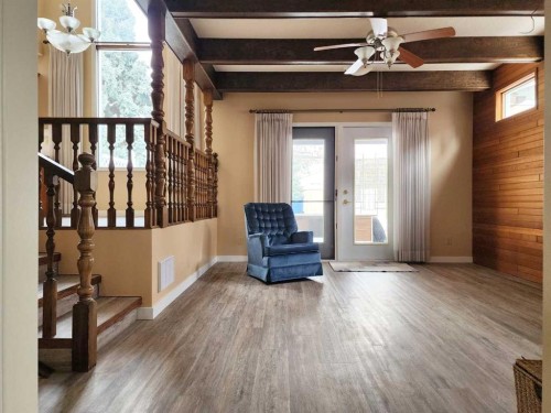 15 Elm Crescent South, Lethbridge, AB - Indoor Photo Showing Other Room