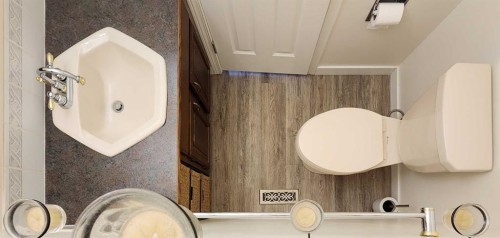 15 Elm Crescent South, Lethbridge, AB - Indoor Photo Showing Bathroom