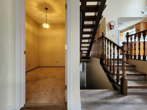 15 Elm Crescent South, Lethbridge, AB - Indoor Photo Showing Other Room