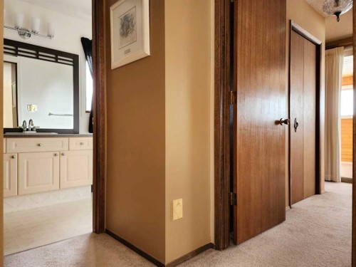 15 Elm Crescent South, Lethbridge, AB - Indoor Photo Showing Other Room