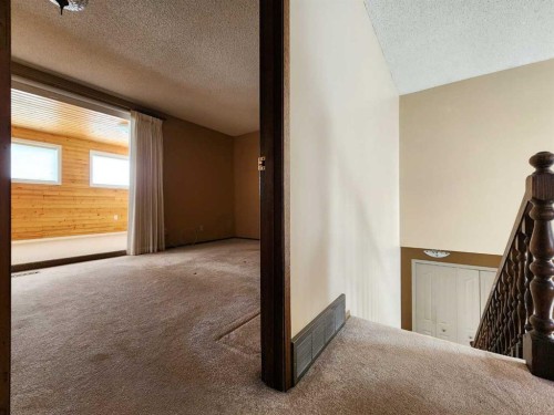 15 Elm Crescent South, Lethbridge, AB - Indoor Photo Showing Other Room