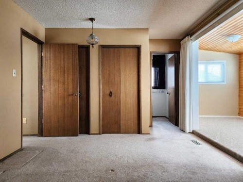 15 Elm Crescent South, Lethbridge, AB - Indoor Photo Showing Other Room