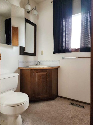 15 Elm Crescent South, Lethbridge, AB - Indoor Photo Showing Bathroom