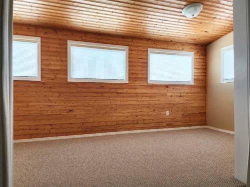 15 Elm Crescent South, Lethbridge, AB - Indoor Photo Showing Other Room