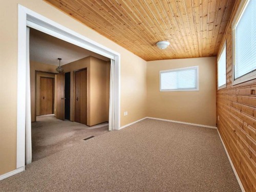 15 Elm Crescent South, Lethbridge, AB - Indoor Photo Showing Other Room