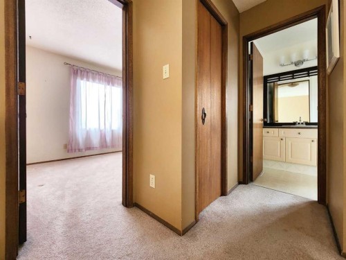 15 Elm Crescent South, Lethbridge, AB - Indoor Photo Showing Other Room