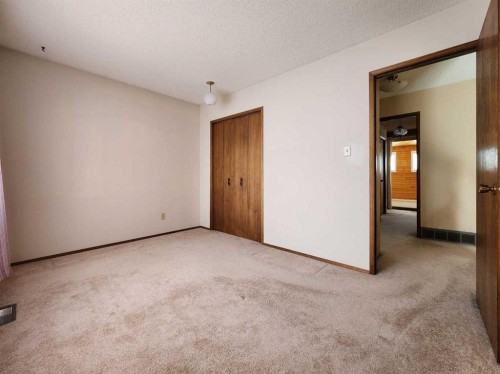 15 Elm Crescent South, Lethbridge, AB - Indoor Photo Showing Other Room