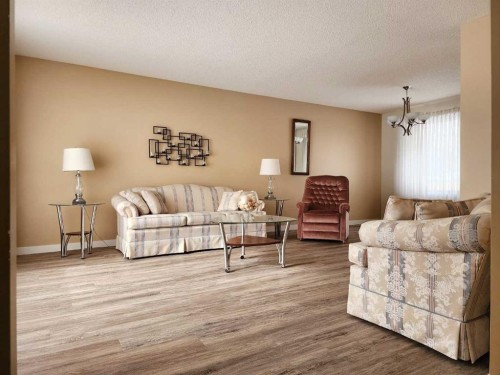 15 Elm Crescent South, Lethbridge, AB - Indoor Photo Showing Living Room