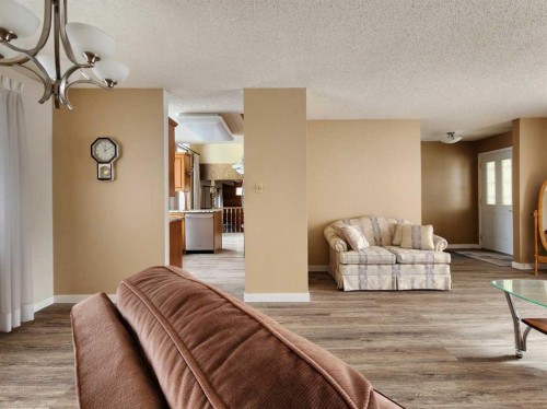 15 Elm Crescent South, Lethbridge, AB - Indoor Photo Showing Living Room