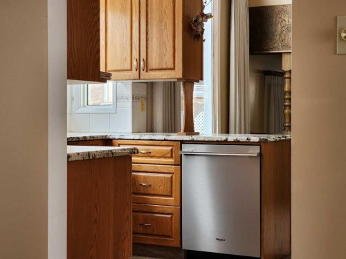 15 Elm Crescent South, Lethbridge, AB - Indoor Photo Showing Kitchen