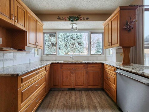15 Elm Crescent South, Lethbridge, AB - Indoor Photo Showing Kitchen