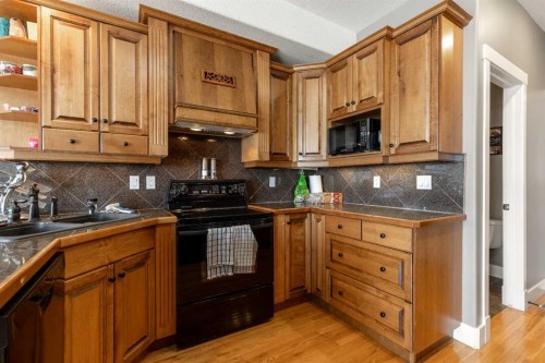 4-369 Canyon Boulevard West, Lethbridge, AB - Indoor Photo Showing Kitchen With Double Sink