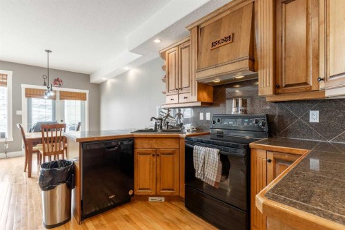 4-369 Canyon Boulevard West, Lethbridge, AB - Indoor Photo Showing Kitchen