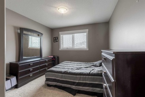 4-369 Canyon Boulevard West, Lethbridge, AB - Indoor Photo Showing Bedroom