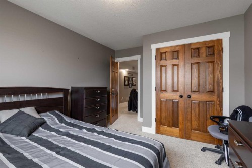 4-369 Canyon Boulevard West, Lethbridge, AB - Indoor Photo Showing Bedroom