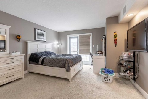 4-369 Canyon Boulevard West, Lethbridge, AB - Indoor Photo Showing Bedroom