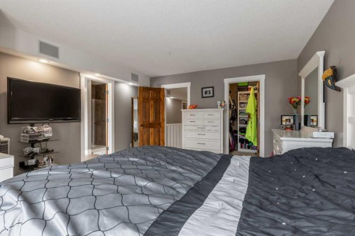 4-369 Canyon Boulevard West, Lethbridge, AB - Indoor Photo Showing Bedroom