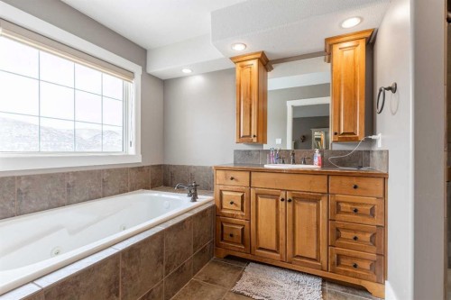 4-369 Canyon Boulevard West, Lethbridge, AB - Indoor Photo Showing Bathroom