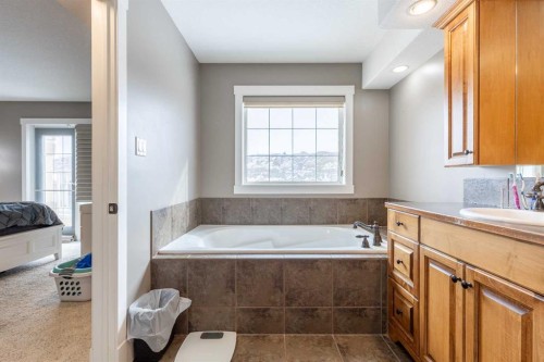 4-369 Canyon Boulevard West, Lethbridge, AB - Indoor Photo Showing Bathroom