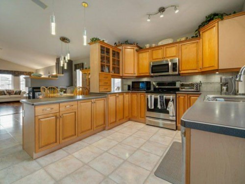 76 Grand River Boulevard West, Lethbridge, AB - Indoor Photo Showing Kitchen