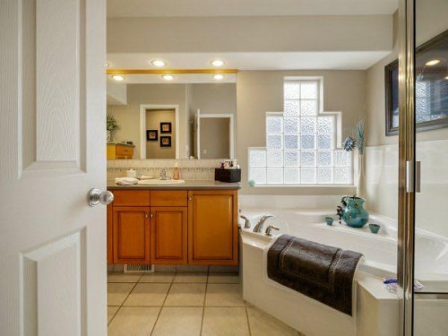 76 Grand River Boulevard West, Lethbridge, AB - Indoor Photo Showing Bathroom