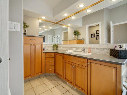 76 Grand River Boulevard West, Lethbridge, AB - Indoor Photo Showing Bathroom