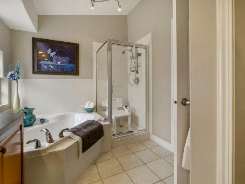 76 Grand River Boulevard West, Lethbridge, AB - Indoor Photo Showing Bathroom