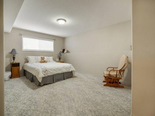 76 Grand River Boulevard West, Lethbridge, AB - Indoor Photo Showing Bedroom