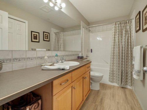 76 Grand River Boulevard West, Lethbridge, AB - Indoor Photo Showing Bathroom
