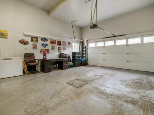 76 Grand River Boulevard West, Lethbridge, AB - Indoor Photo Showing Garage