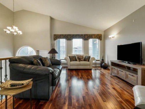 76 Grand River Boulevard West, Lethbridge, AB - Indoor Photo Showing Living Room