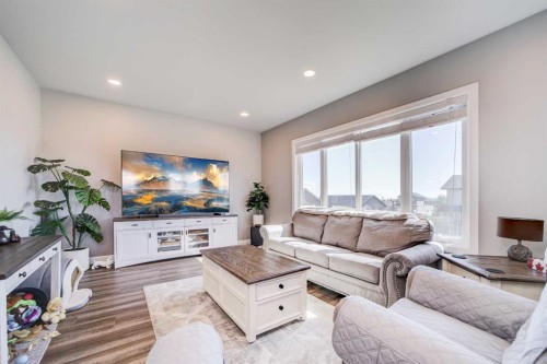 1029 Livingston Way, Pincher Creek, AB - Indoor Photo Showing Living Room