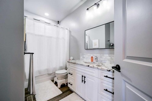 1029 Livingston Way, Pincher Creek, AB - Indoor Photo Showing Bathroom