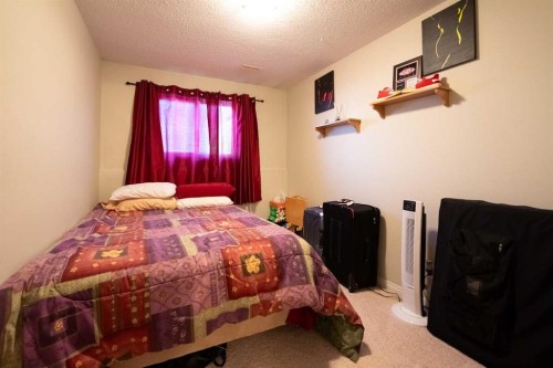 2-29 Meadowlark Boulevard North, Lethbridge, AB - Indoor Photo Showing Bedroom