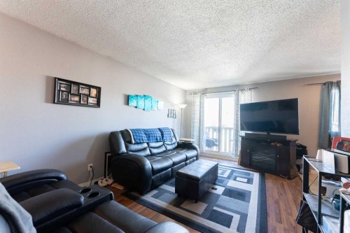2-29 Meadowlark Boulevard North, Lethbridge, AB - Indoor Photo Showing Living Room
