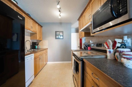 2-29 Meadowlark Boulevard North, Lethbridge, AB - Indoor Photo Showing Kitchen