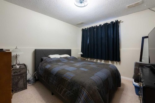 2-29 Meadowlark Boulevard North, Lethbridge, AB - Indoor Photo Showing Bedroom