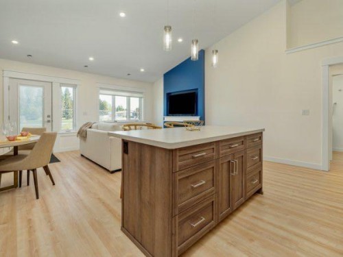 721 7 Avenue West, Cardston, AB - Indoor