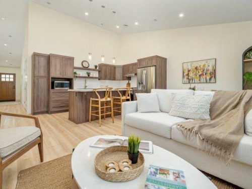 721 7 Avenue West, Cardston, AB - Indoor Photo Showing Living Room